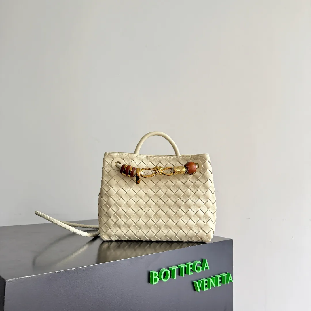 The new Andiamo batch of 3060 BV is shipped‼ ️The classic intercciato weaving process is used to create a soft bag, the metal knot is made of micro-cast aluminum using jewelry technology🪢, and the decorative beads are made of metal and hand-polished oak, allowing you to jump repeatedly between elegance and fun💃, making it unpredictable. Classic and versatile, it shows off your temperament, and the bag has a large capacity, making it very convenient for daily commuting! It has a variety of carrying methods, the shoulder straps can be adjusted by yourself, the original lambskin feels soft and delicate, and the unisex style breaks gender boundaries and brings a more practical and long-lasting use experience. The Andiamo, which has both elegant and casual styles, perfectly interprets the "fashionable old money style". Style number: 743568+wood hardware Color: Ice cream Size: 25*22*10.5cm